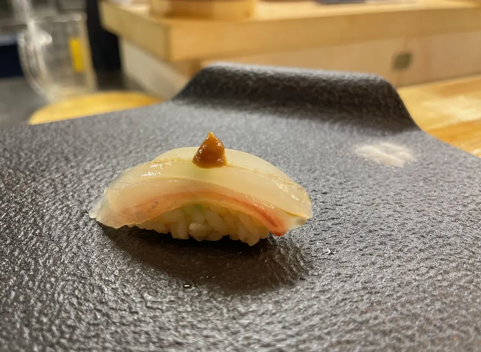 Red seabream sushi topped with sumiso
