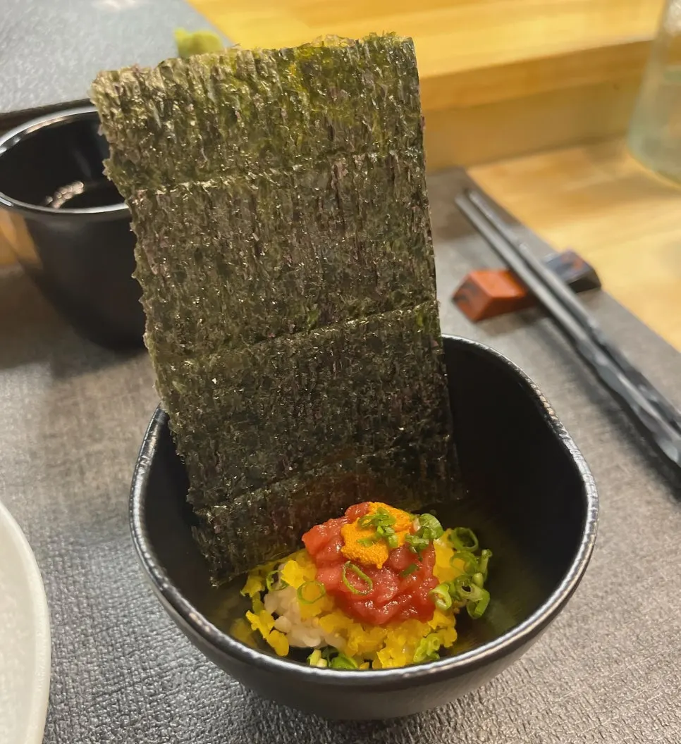 Mini kaisendon with seafood, rice and seaweed