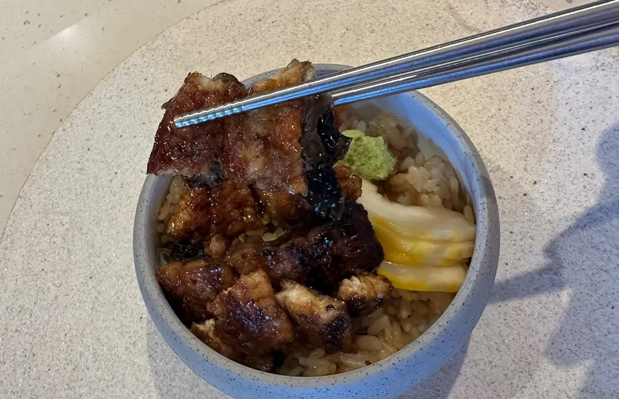 タレで焼き上げたうなぎときのこごぼうご飯
