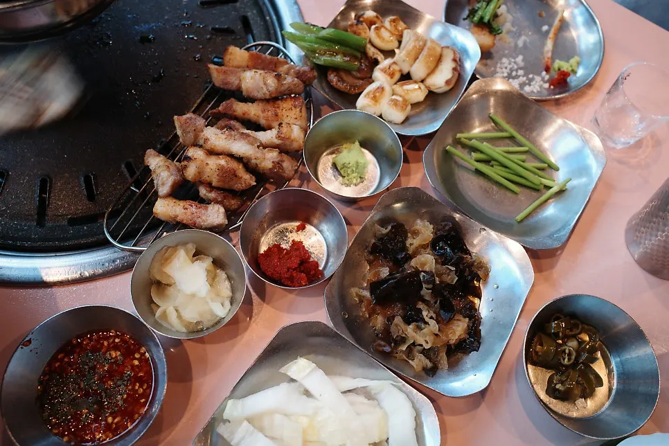 Grilled garlic and scallions