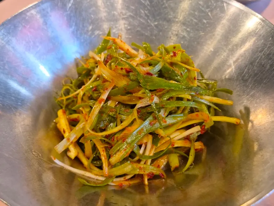 Seasoned scallion salad with meat