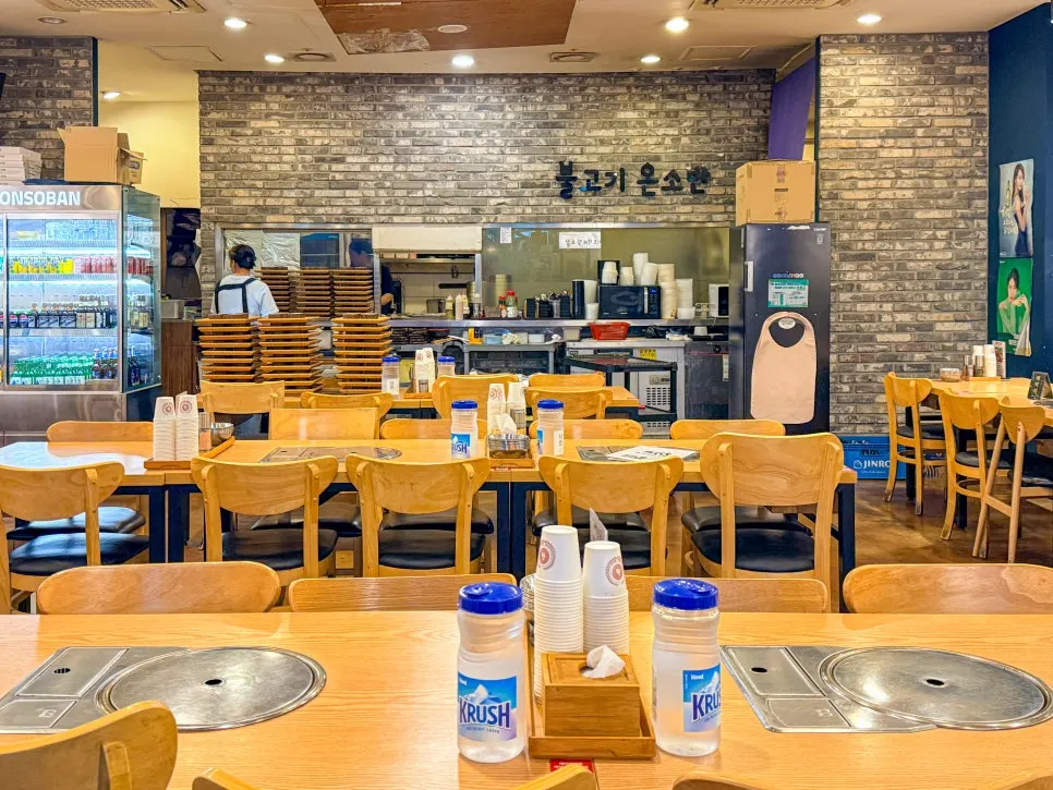 6인 8인 테이블이 놓인 단체 점심회식용 매장 좌석
