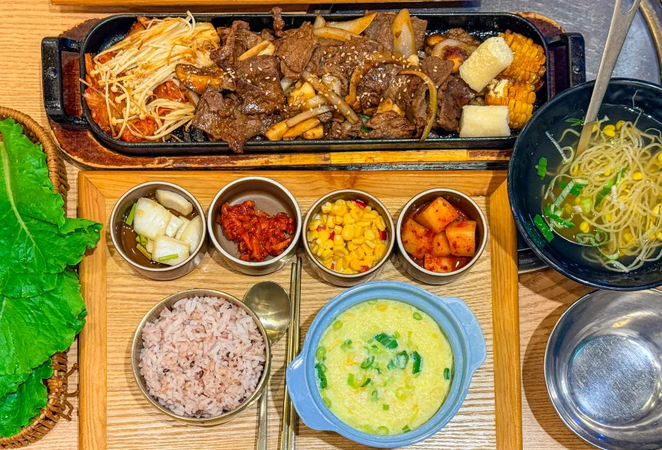 한 사람씩 세팅된 개인 반상 상차림