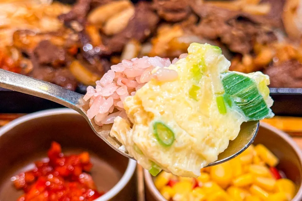 잡곡밥과 반찬으로 구성된 개인 반상 클로즈업