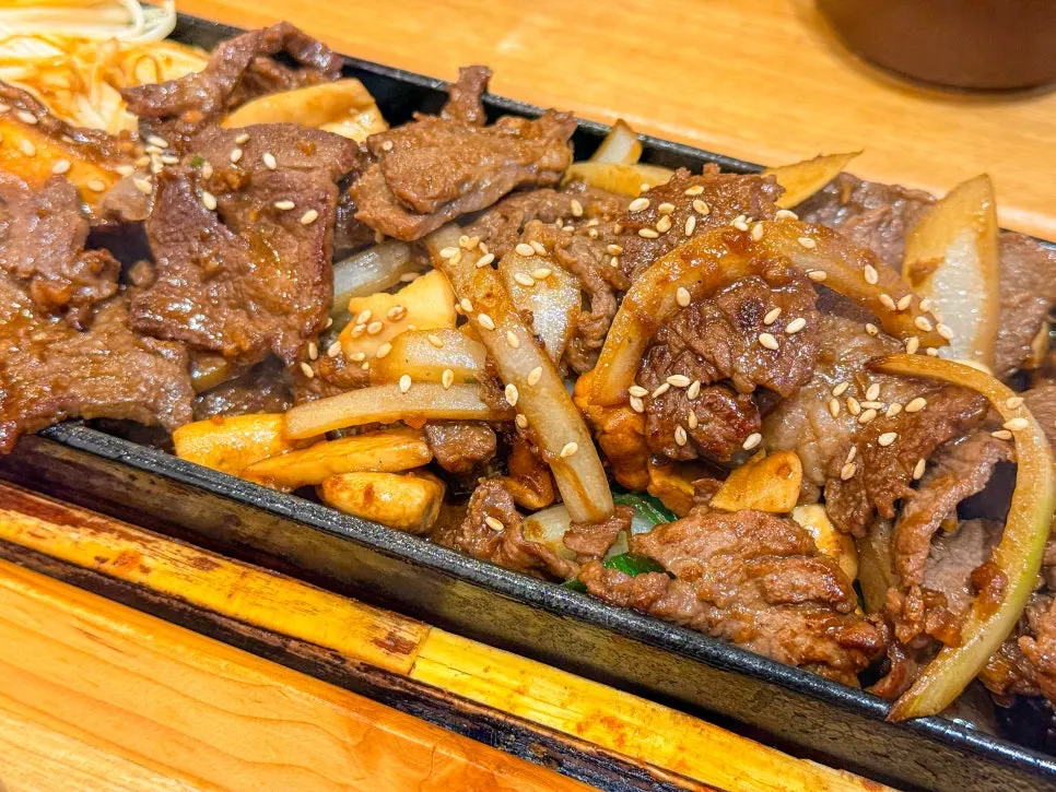 철판에 나온 마늘 꽃갈비살 불고기