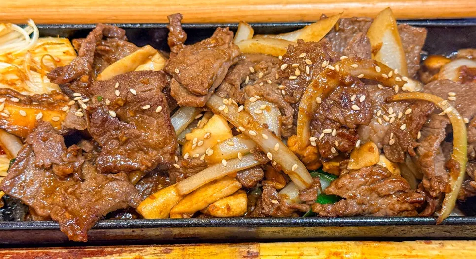 철판에서 지글지글 익는 꽃갈비살 불고기