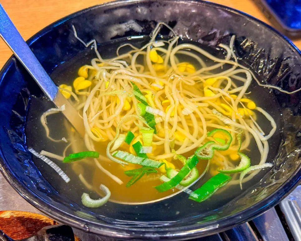 함께 나온 뜨끈한 콩나물국
