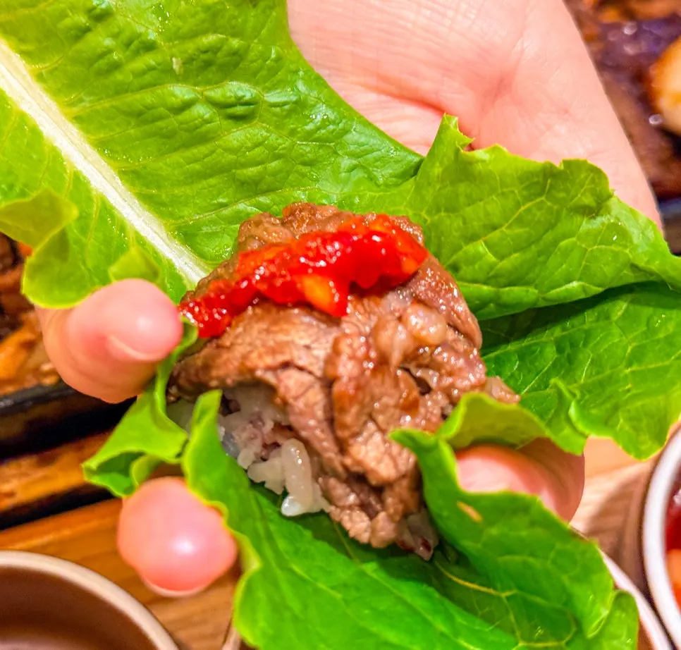 밥 위에 올려 먹는 마늘 꽃갈비살 불고기 한 입