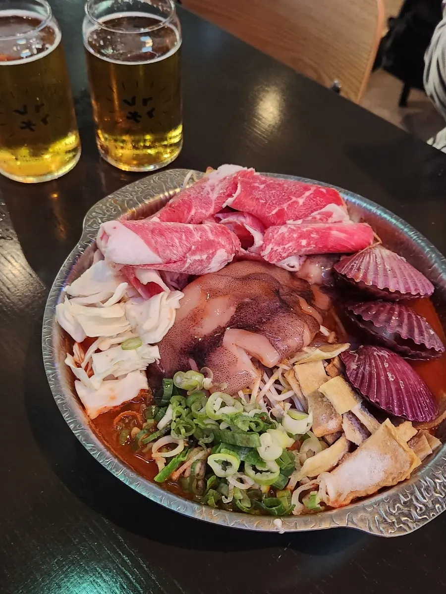 차돌과 해물, 떡이 담긴 해물떡찜