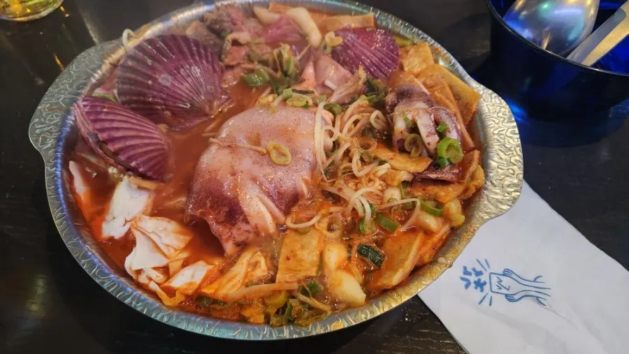 인덕션 테이블에서 끓는 해물떡찜