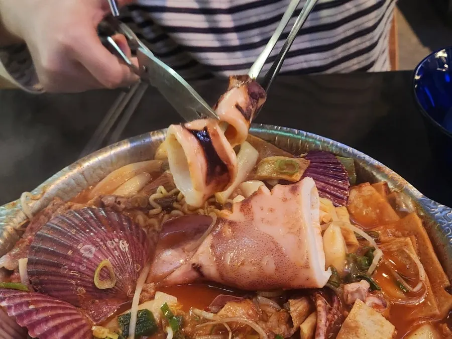 익은 통오징어를 자른 해물떡찜
