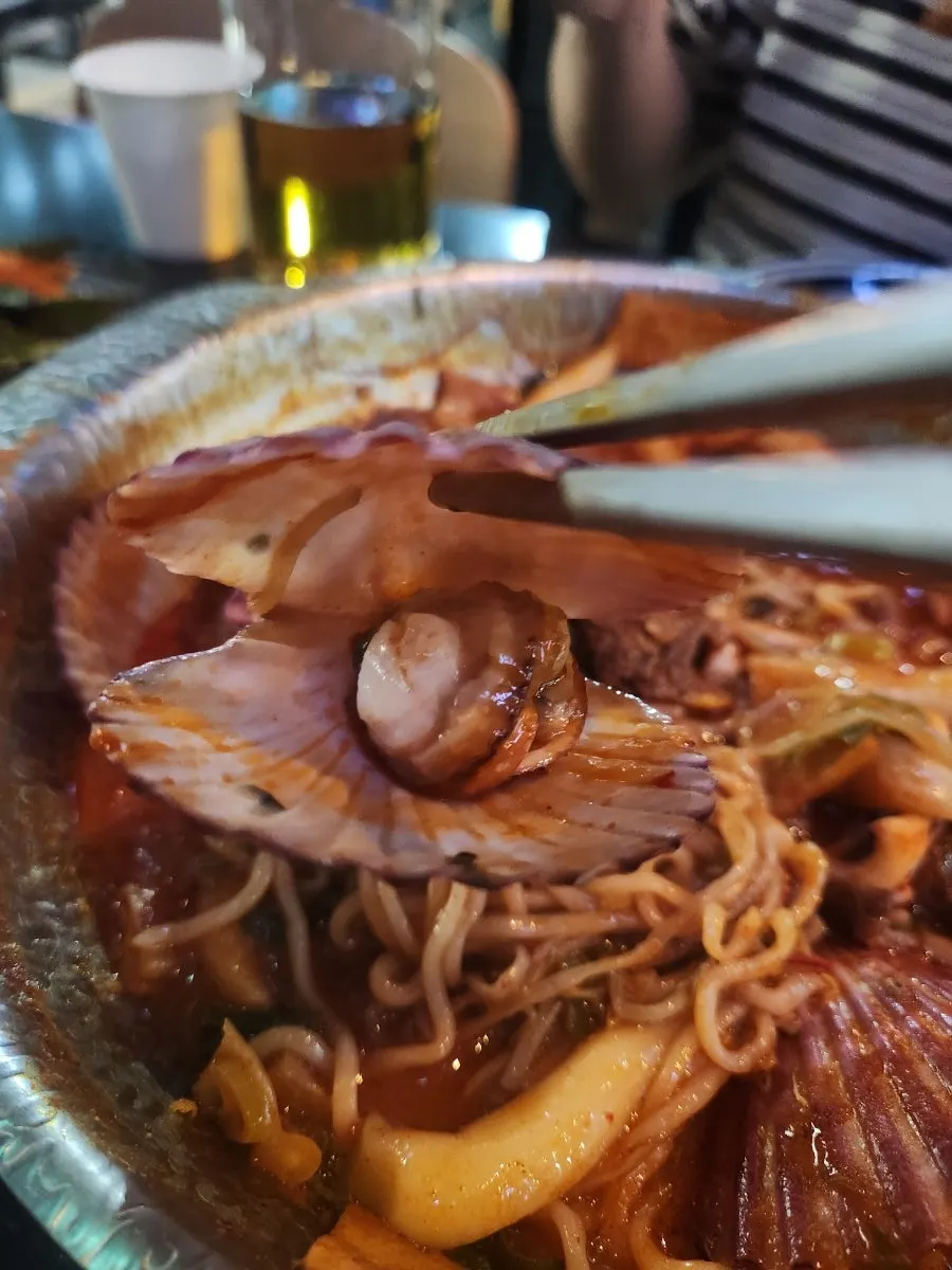 차돌박이와 조개가 올라간 해물떡찜 클로즈업