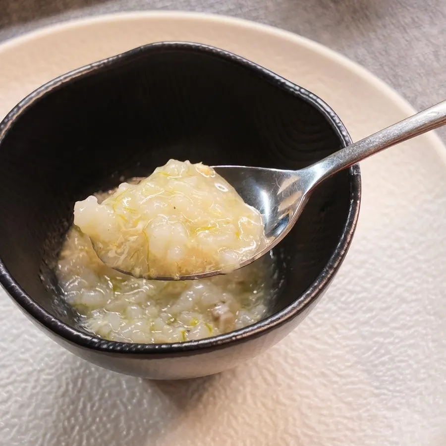 The first course dish, warm shiitake gamtae porridge