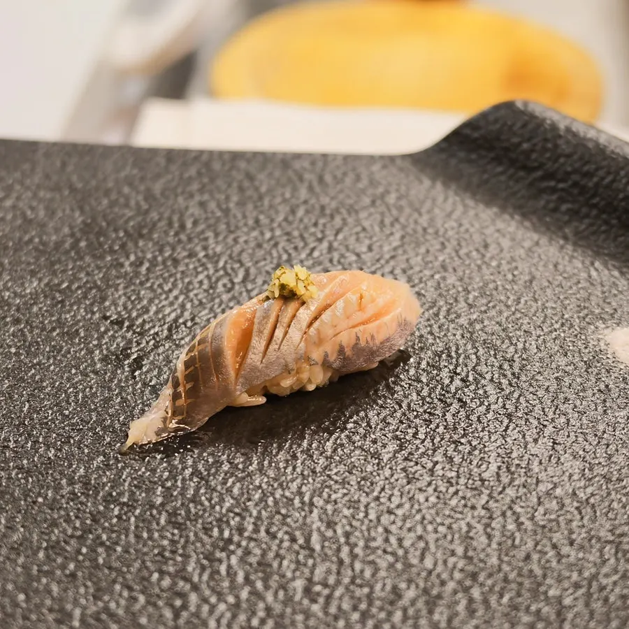 Mini kaisendon served with seaweed