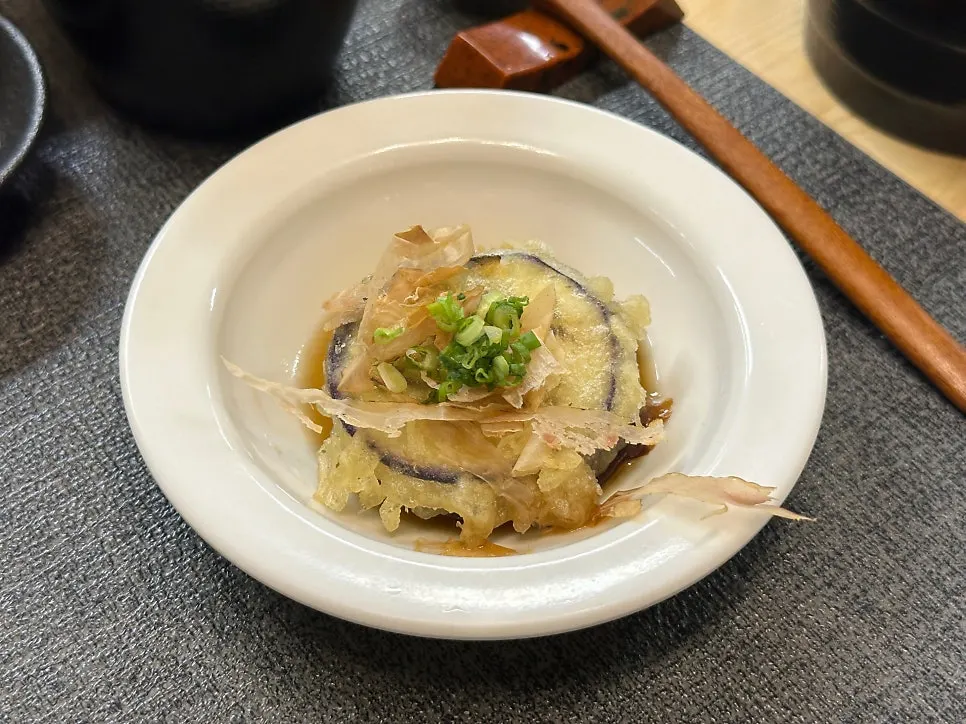 Kaisendon, tempura, futomaki, and udon course dishes