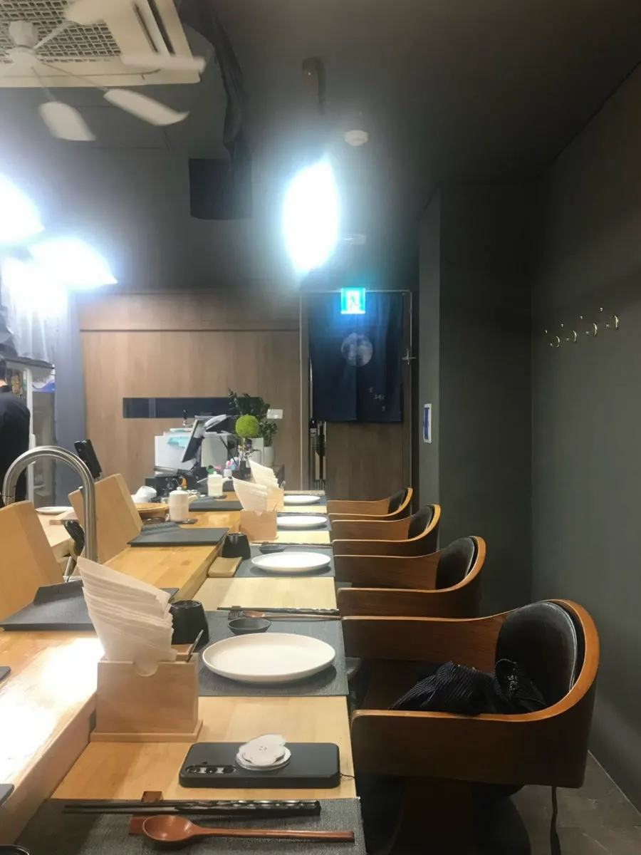 블랙톤 인테리어의 수요리식당 ㄴ자 바 테이블