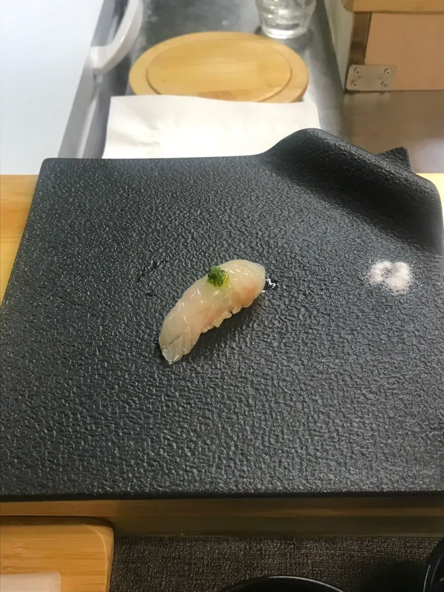 광어 스시 한 점