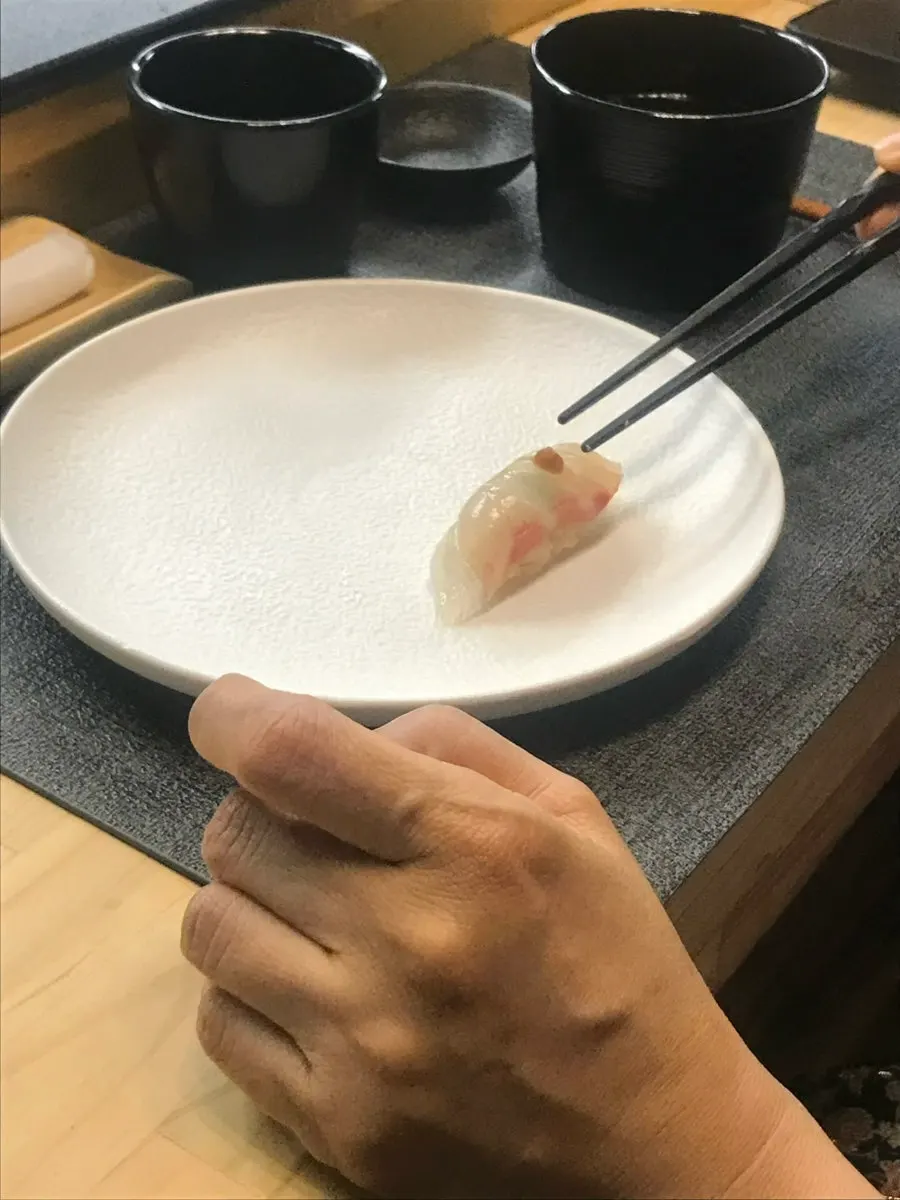 스미소를 올린 참돔 스시