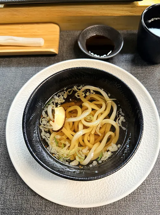 식사 메뉴로 나온 따뜻한 우동