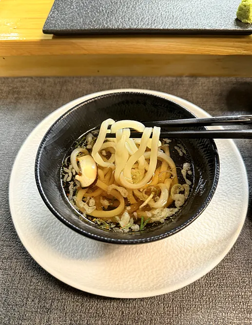 쫄깃한 면이 담긴 우동 그릇