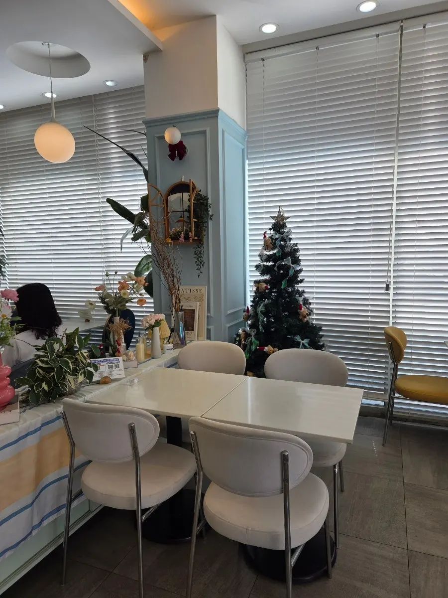 Café interior with low partitions