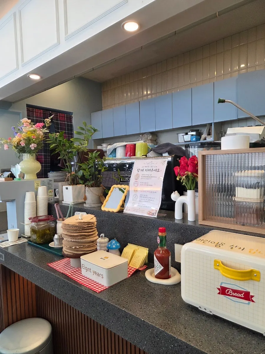 Café seating decorated with small objects