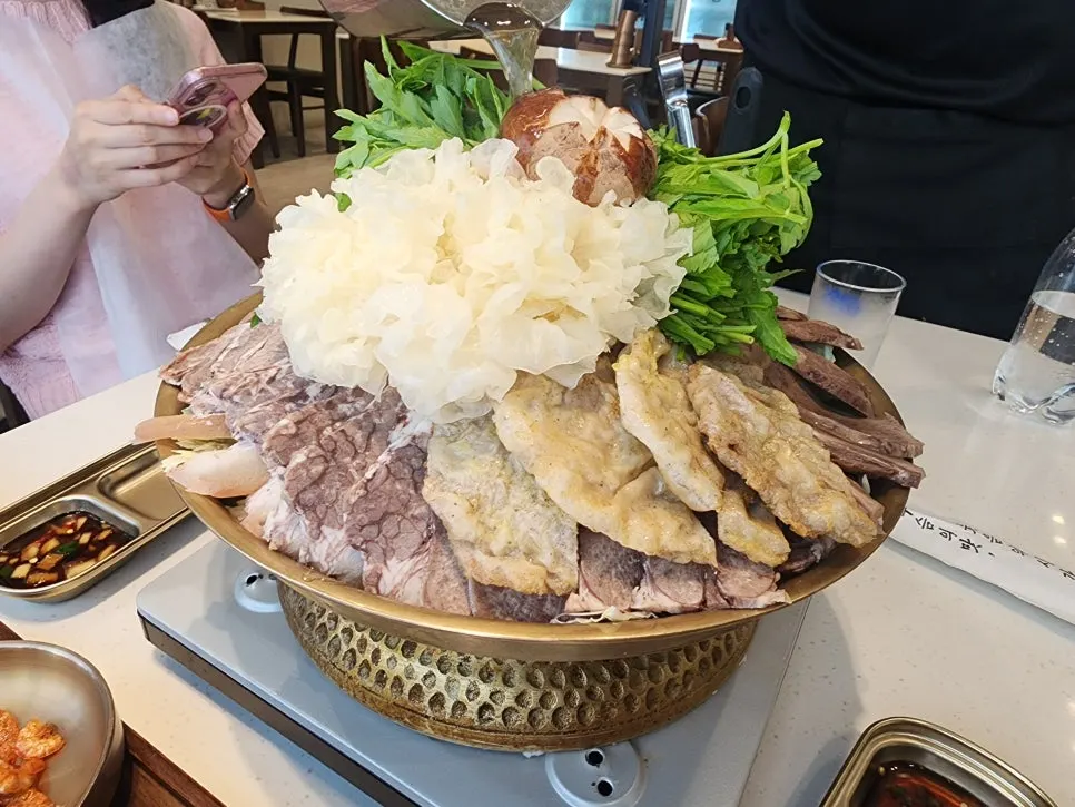 놋쟁반에 담긴 한우 어복쟁반