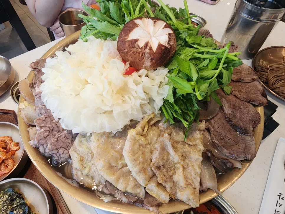 아롱사태와 우설이 담긴 어복쟁반