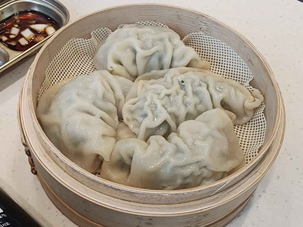 대나무 찜기에 담긴 이북식 만두