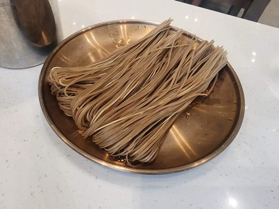어복쟁반에 추가한 메밀면 사리