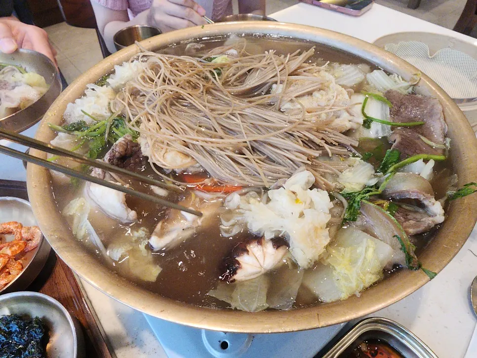 국물에 넣기 전 메밀면 사리
