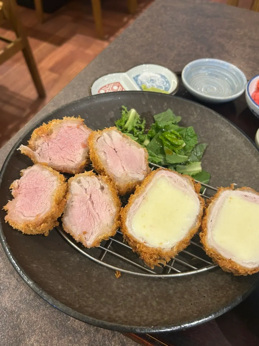 안심 + 치즈 조합 돈카츠 접시