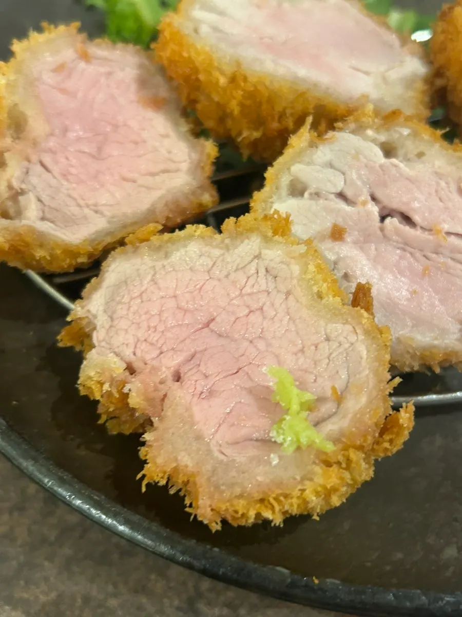 토마토 소스에 찍은 치즈카츠 단면