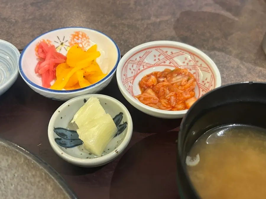 김치와 단무지, 장국, 파인애플 반찬 구성
