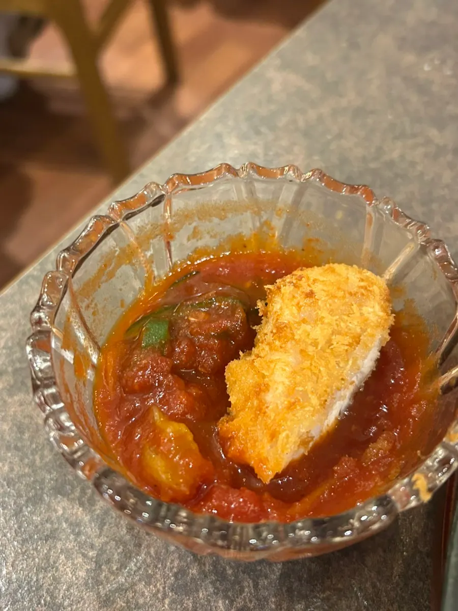 토마토 소스와 함께 먹는 돈카츠 한 조각