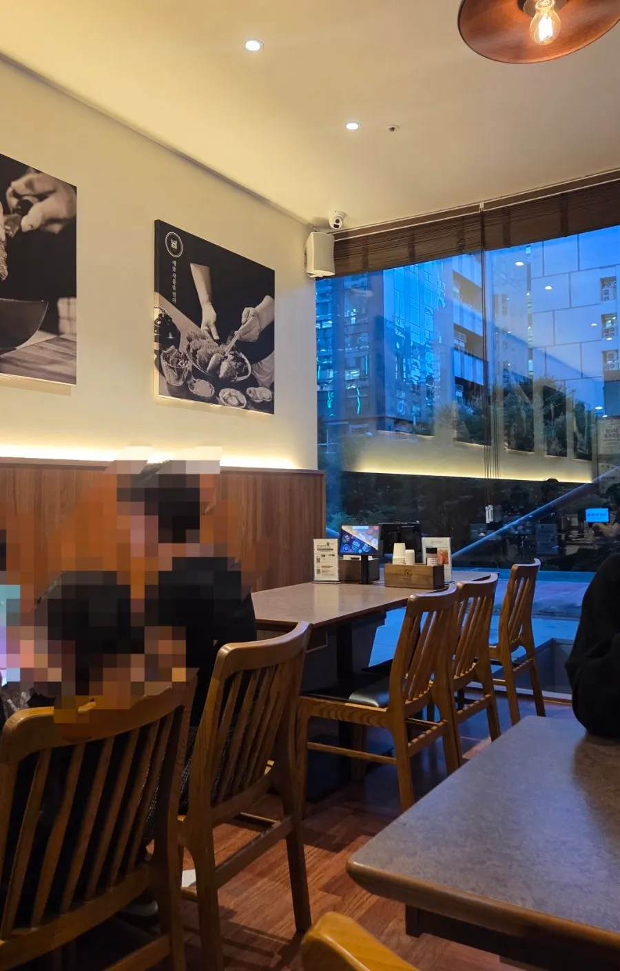 저녁 시간 식사 중인 비즐돈카츠 홀
