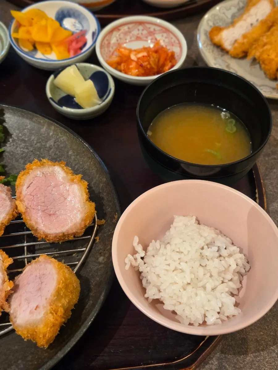 샐러드 밥 장국 밑반찬 정식 구성
