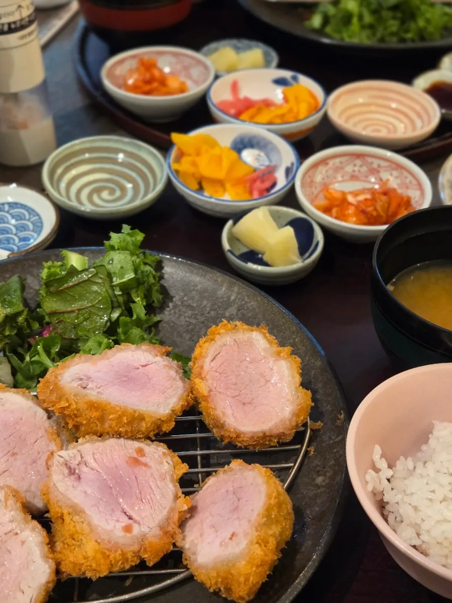 두툼하게 8조각 나온 안심카츠