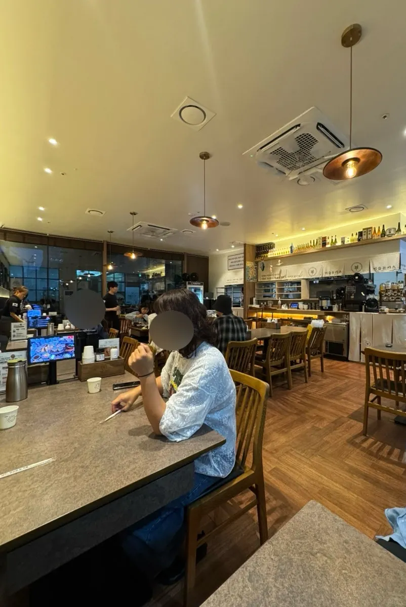 오픈 주방 위에 걸린 비즐돈카츠 문구 천