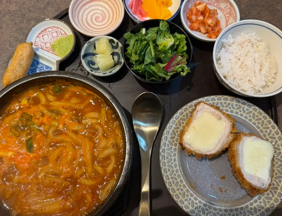 치즈카츠와 나베, 등심·안심 우동 세트 한 상