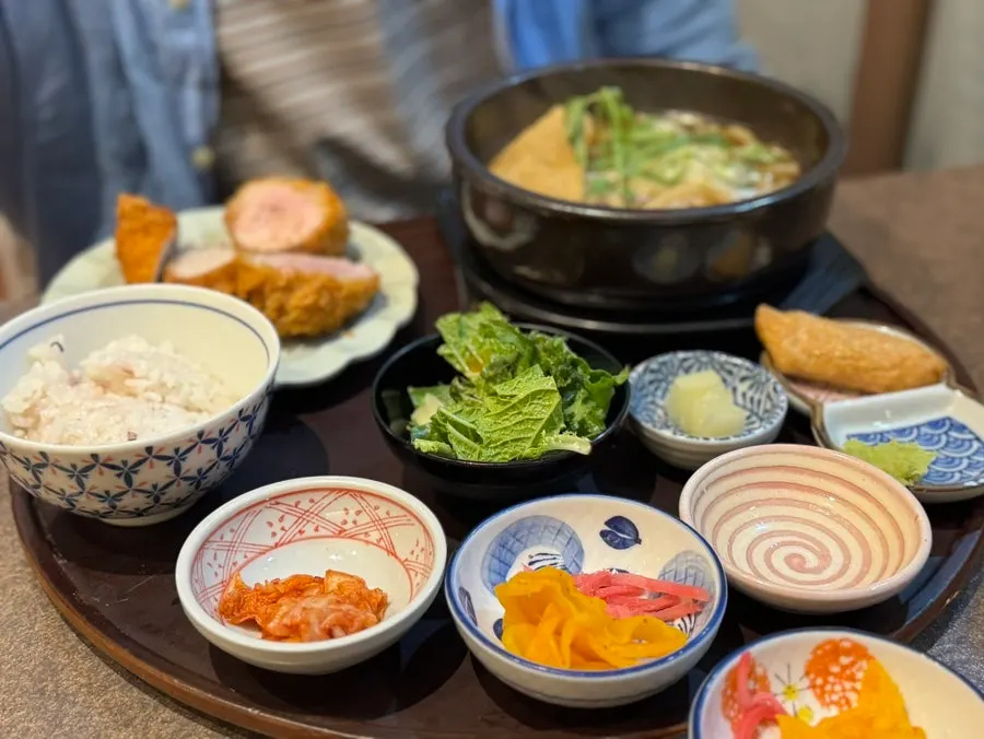 밥과 샐러드, 단무지 등 반찬이 깔린 상차림