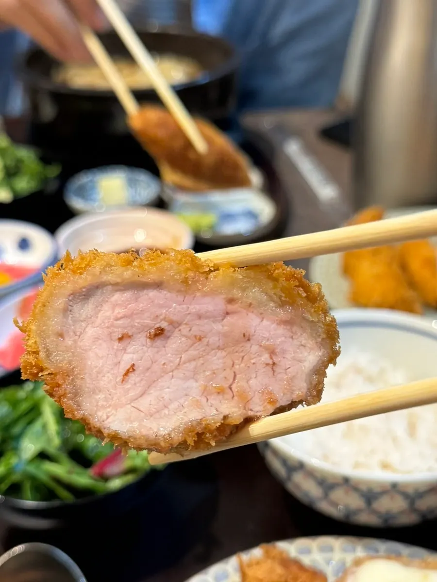 돈카츠 소스에 찍은 카츠 한 조각