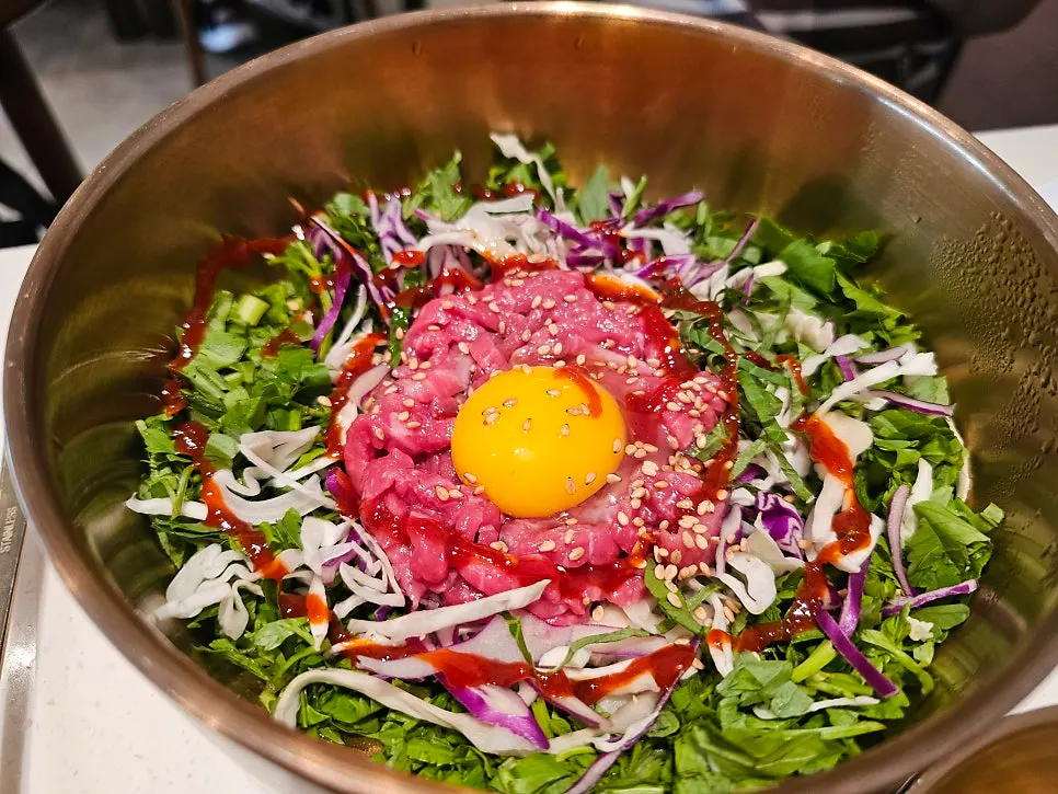 Yukhoe bibimbap and clear gomtang broth