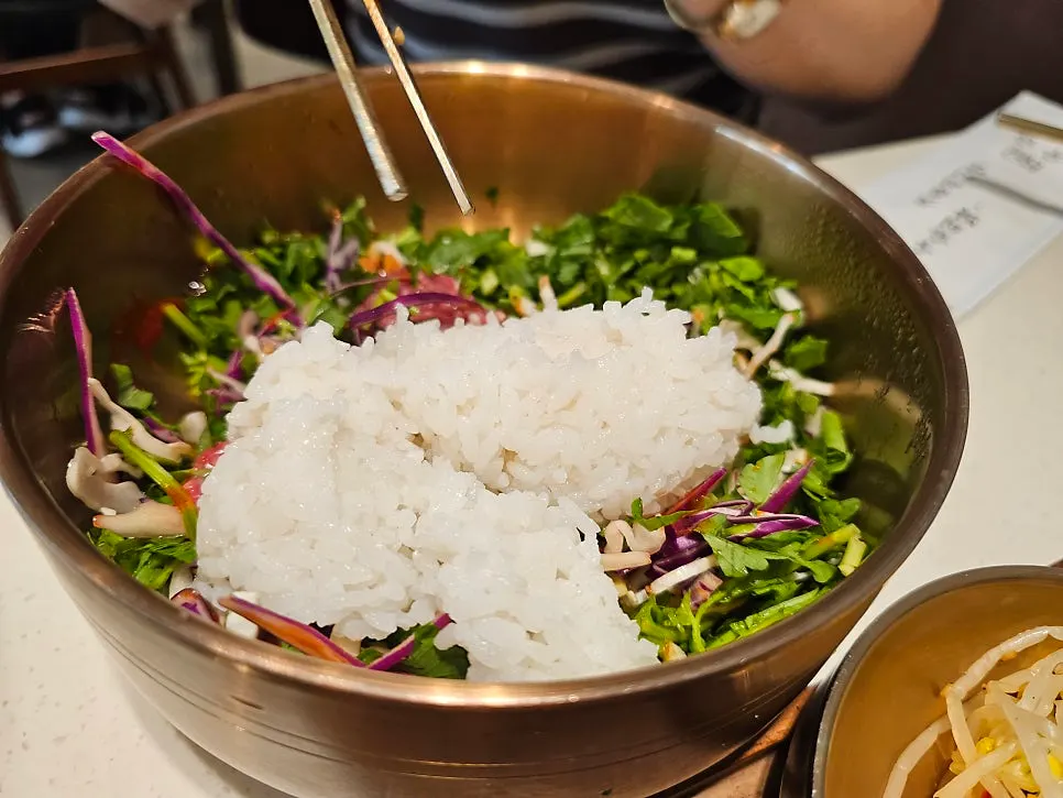 Yukhoe bibimbap with sesame oil and gochujang