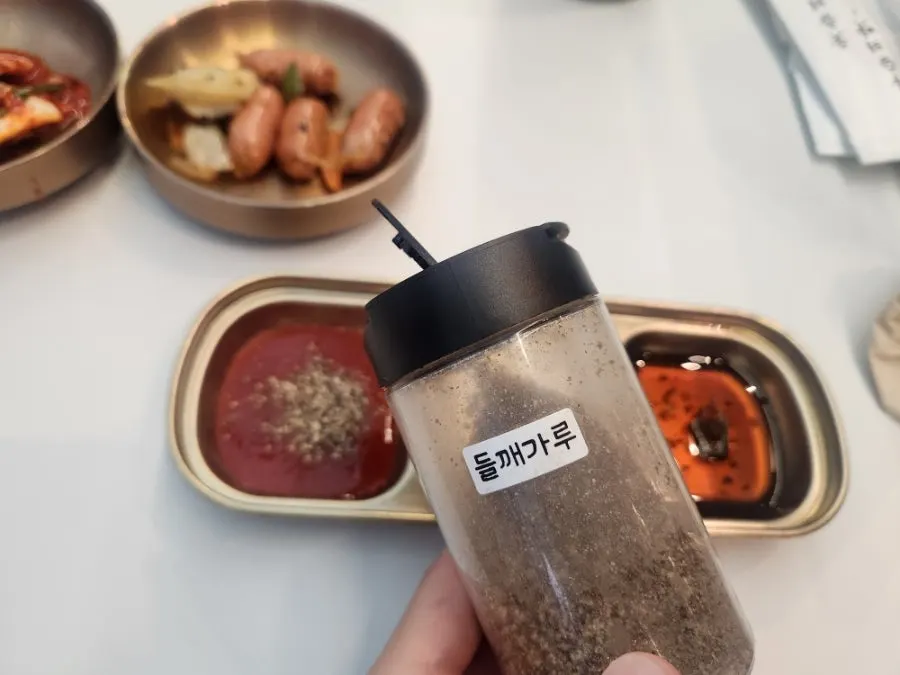 빠르게 차려진 반찬과 기본 세팅
