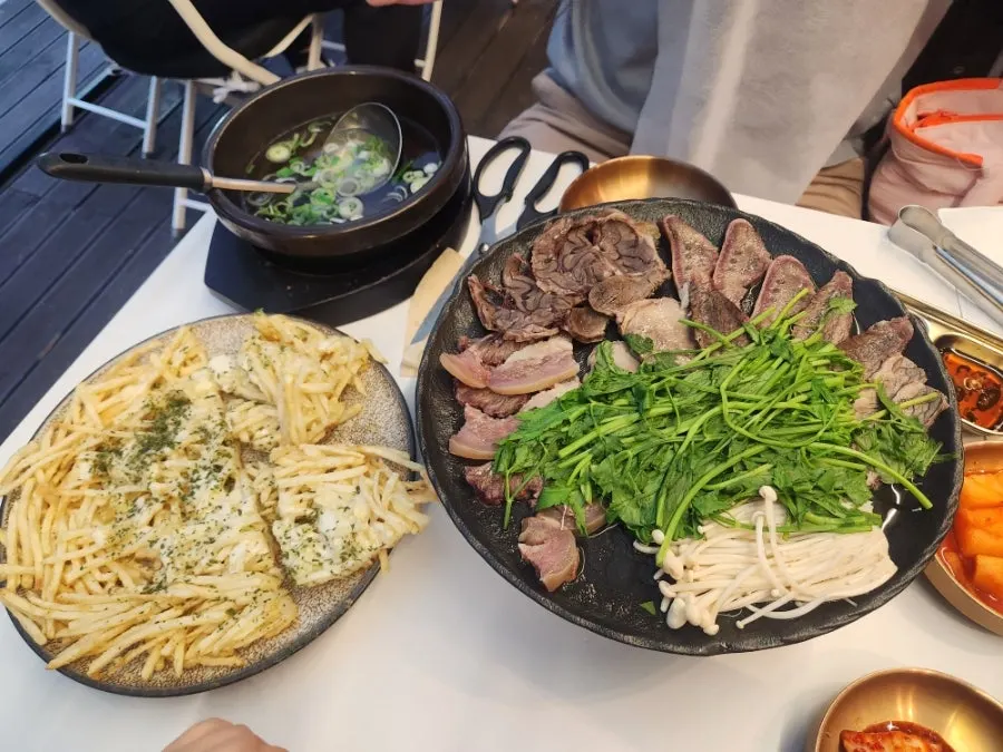 음식으로 가득 찬 우슴 판교점 한 상