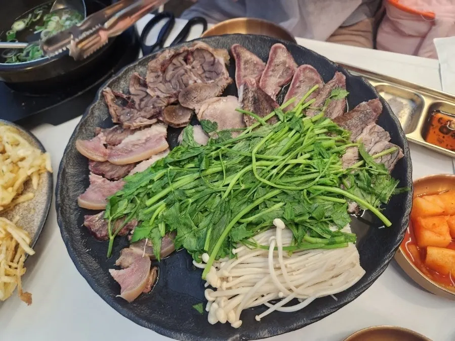미나리와 팽이버섯이 올라간 한우수육