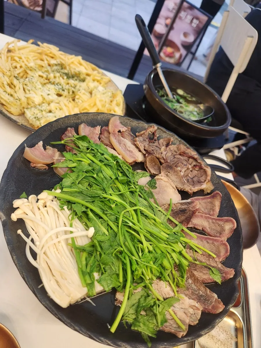 뜨거운 수육판에 담긴 한우수육