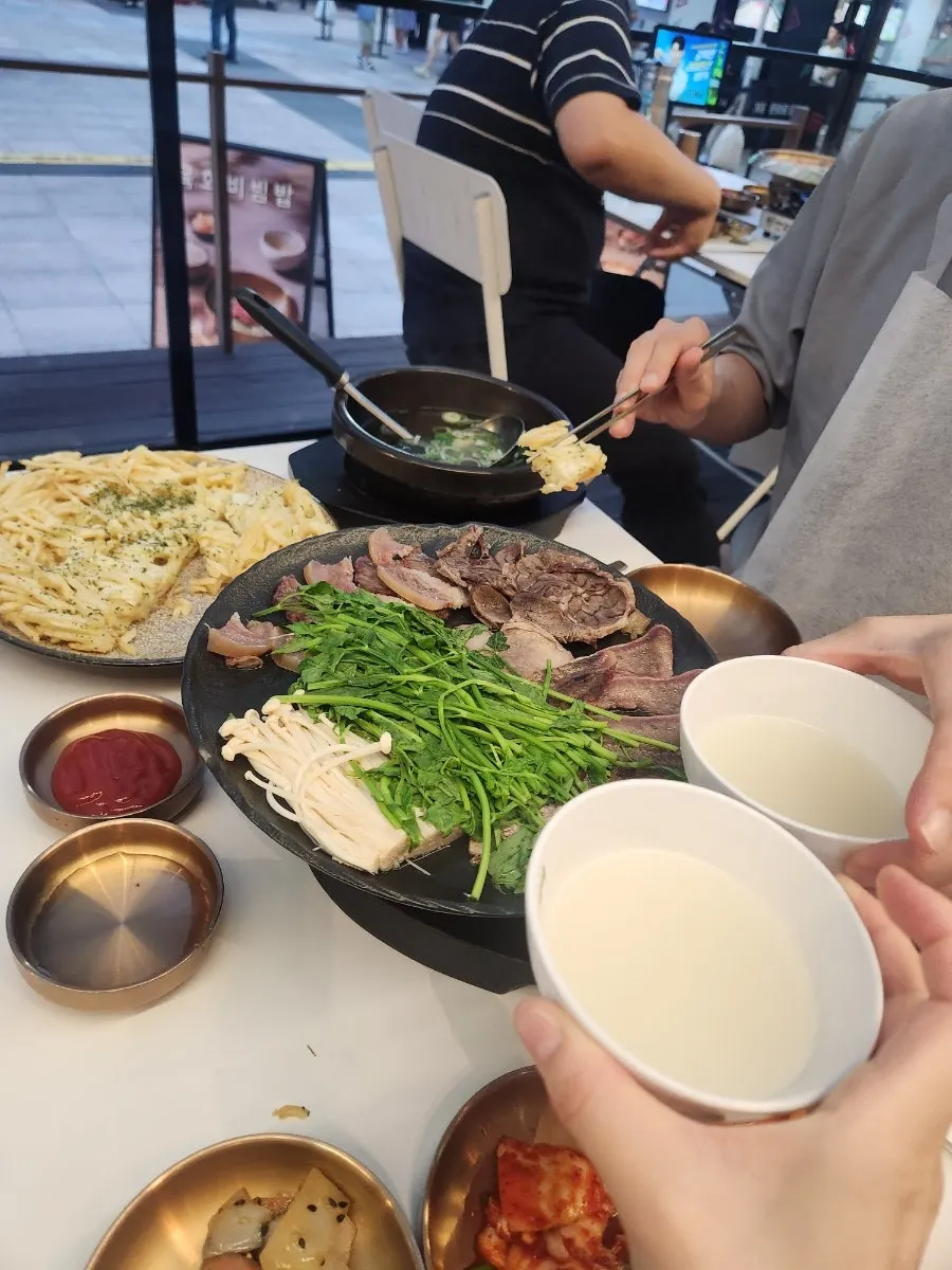 수육과 막걸리를 함께 둔 테이블