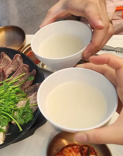 부부가 막걸리 잔을 부딪치는 모습